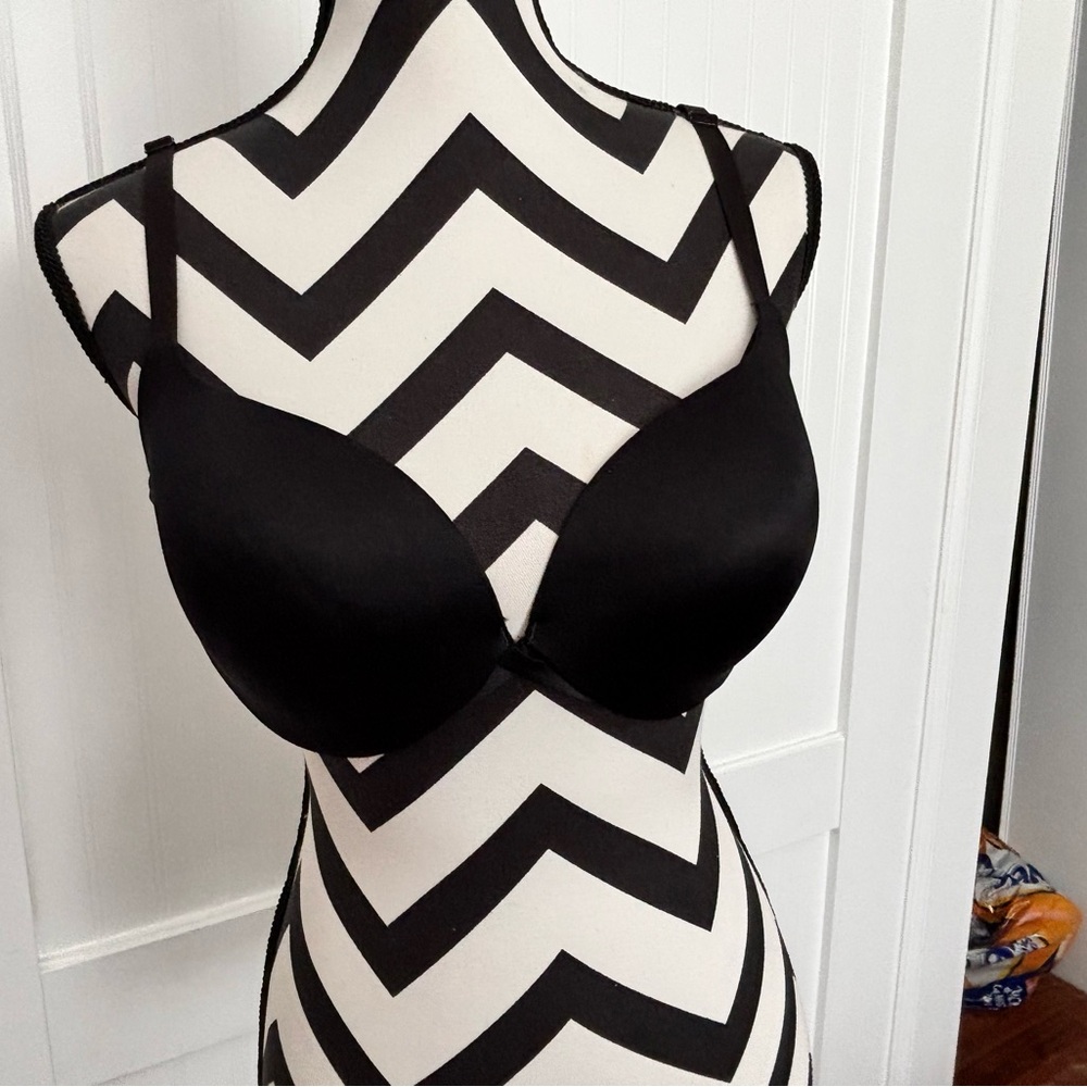 Maidenform Two-Tone Nude and Black Bra 40C